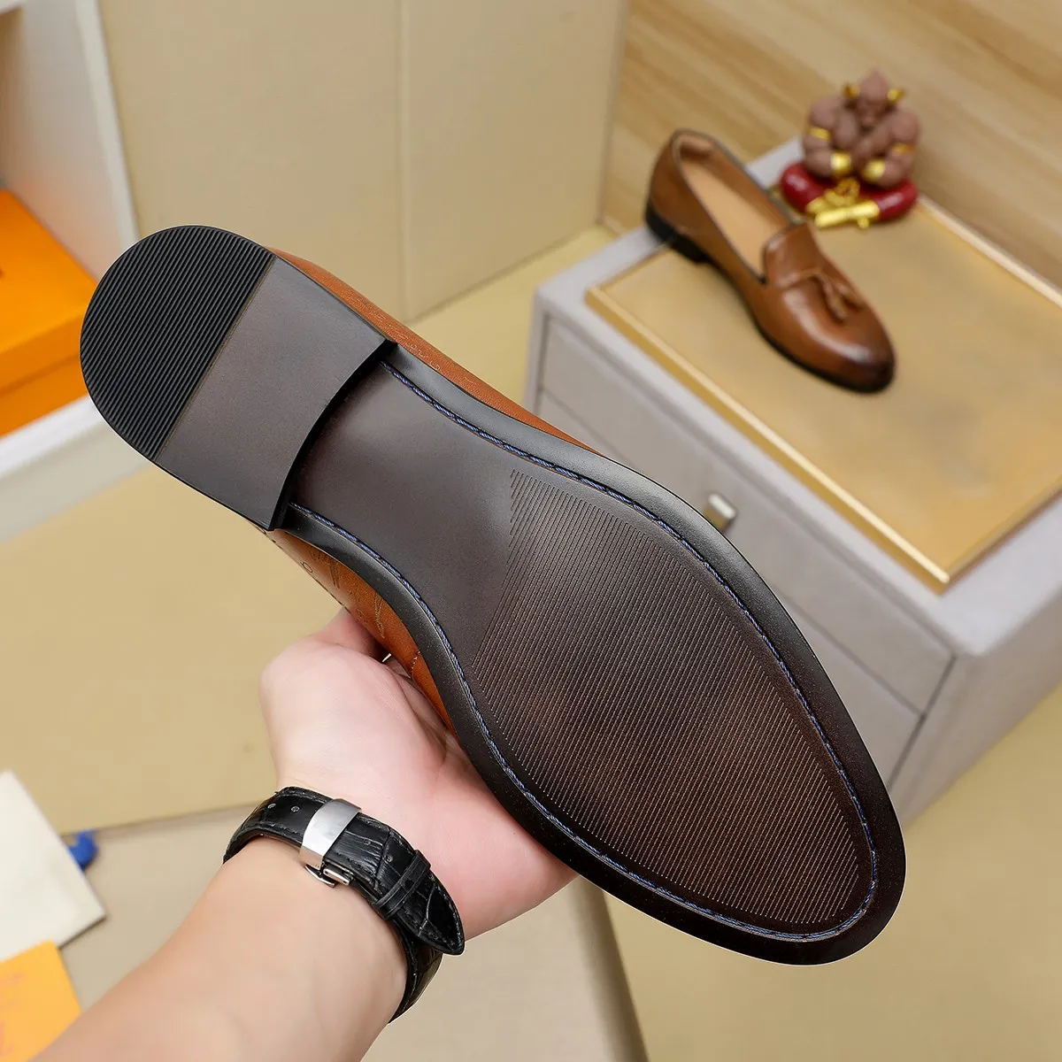 Men's shoes 💰560 💰 Louis Vuitton LV ® Autumn and Winter 🆕 models 🔛Full shoe counter First layer cowhide, 🐂Leather lined casual shoes for men, super soft outsole, a must-have for driving. Counter synchronization Original first layer cowhide Completely 1:1 mold customization 🌹Top version, 2 colors available! Number: 38-45 (37.46. Customized)